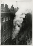 XXXIII-353 Brandweerlieden blussen de brand in het pand van de zakkenhandel J.Z. Friezer aan de 2e Weenastraat.