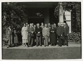 XXXIII-377 Een groepsfoto van de leden van het Historisch Genootschap De Maze in het Huis ter Donck aan het Slikkerveer.