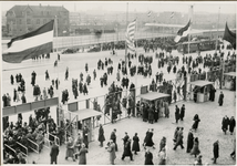 XXXIII-404-1 Feyenoord supporters begeven zich naar het stadion voor de officiële opening van de Kuip.
