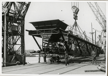 XXXIII-453-02 De aanleg van een gedeelte van een kolentransportbaan in de Rotterdamse haven.