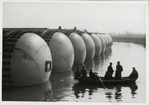 XXXIII-490 Transport van de pontons voor het drijvend houden van de tunnelstukken voor de Maastunnel.