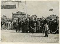 XXXIII-515-1 Burgemeester P.J. Oud opent een strandboulevard in Hoek van Holland.