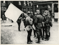XXXIII-566-05-01 Sergeant-majoor Van Ommering (met witte vlag) op het Noordereiland in gesprek met Duitse militairen, ...