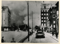 XXXIII-566-09-3 Duitse militairen op een tank komen aan in de brandende binnenstad. Links het warenhuis Gerzon gezien ...
