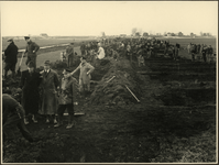 XXXIII-642-00-00-01-01-1 Het verplichte graven van dijken voor de Duitse inundaties.