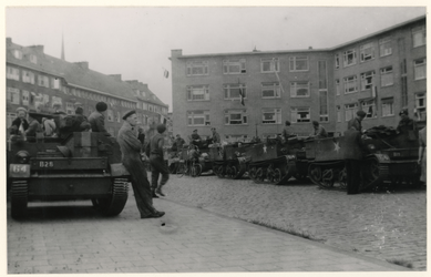 XXXIII-647-00-03-03-1 Canadese militairen op rupsvoertuigen in de Nolensstraat, hoek Kolkmanstraat.