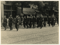 XXXIII-651-03-1 Duitse mariniers worden door leden van de Nederlansche Binnenlandsche Strijdkrachten afgevoerd op het ...