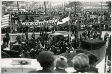 XXXIII-653-2 Dwangarbeiders die zijn teruggekeerd uit Duitsland verzamelen zich op het plein voor Station Delftse Poort.
