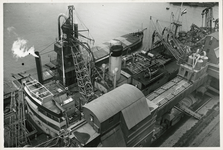 XXXIII-693-02 De Dubrovnik, het eerste graanschip dat de Rotterdamse haven aandoet na de Tweede Wereldoorlog, wordt in ...