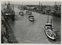 XXXIII-712 Vier kustvaarders vertrekken vanuit de Schiehaven naar Nederlands-Indië.