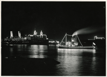 XXXIII-739-01-02-1 Feestverlichting op een sleepboot op de Nieuwe Maas en op het gebouw van de Holland-Amerika Lijn ...