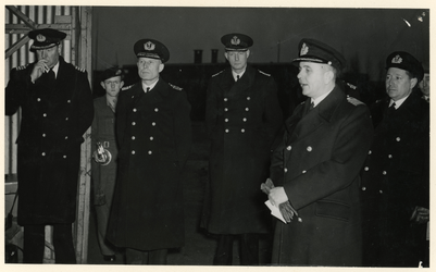XXXIII-789-02 Kapitein ter zee A. Molenaar (tweede van rechts) draagt het commando van de Onderzeedienst over aan ...