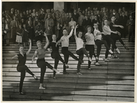 XXXIII-803 Dansdemonstratie op de trappen van het Beursgebouw. Derde van links is Elizabeth van Buul.