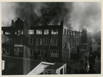 XXXIII-879-01 Brand in de fabriek van de VIR (Verenigde Industrieën Rotterdam) aan de Oudedijk / 1e Jerichostraat.