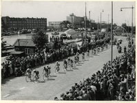 XXXIII-939 Wielrenners die deelnemen aan de Tour de France passeren de Aelbrechtskade in het Nieuwe Westen.