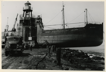 XXXIII-949 De vastgelopen Engelse kolenboot Spanker op de Noorderpier te Hoek van Holland wordt gesloopt.
