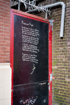 2024-14-17 Tekst van dichter Jules Deelder op een deur van een woonblok aan de Mathenesserlaan 186. Uit een serie over ...