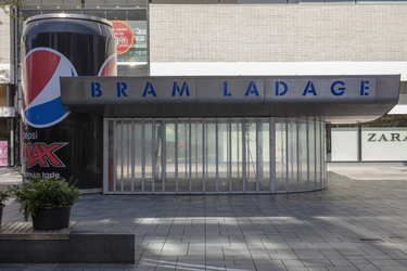 45-1 Het lege gebouw van snackbar Bram Ladage aan het Binnenwegplein. Het gebouw bestaat o.a. uit een zes meter hoog ...