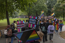 46-53 Pride March Rotterdam tijdens Rotterdam Pride 2021. Betogers met regenboogvlaggen en borden lopen door het Park.