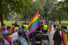 46-54 Pride March Rotterdam tijdens Rotterdam Pride 2021. Betogers met regenboogvlaggen en borden lopen door het Park.