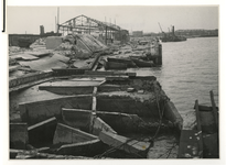 1968-1472 Gezicht op de Merwehaven met vernielingen.