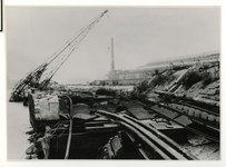 1968-1478 Gezicht op de Merwehaven met vernielde kademuur.