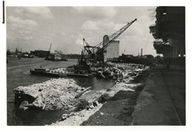 1968-1549 Gezicht in de Rijnhaven aan de zuidzijde, kade aan de zijde van de Veerlaan met verwoestingen, onder andere ...