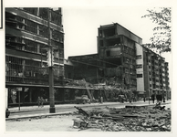 1968-507 Gezicht op de door het Duitse bombardement van 14 mei 1940 getroffen Schiedamsesingel met het uitgebrande ...