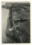 1970-2540 Havenverwoestingen veroorzaakt door de Duitse bezetters. Vernielde havenkranen en loods San Francisco van de ...