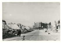 1975-940 De door het Duitse bombardement van 14 mei 1940 getroffen Kruiskade. Op de achtergrond de Coolsingel met ...
