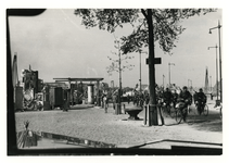 1975-943 De door het Duitse bombardement van 14 mei 1940 getroffen westkant van de Leuvehaven bij de Leuvebrug. Met ...