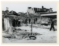 1977-3501 Gezicht op de door het Duitse bombardement van 14 mei 1940 getroffen Kipstraat. Puinruimers en restanten van ...