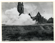 1977-3805 Bij de beschadigde Sint-Laurenskerk worden puinresten van verwoeste huizen en gebouwen opgeblazen als gevolg ...
