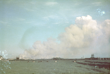 1978-2687 Rookwolken van de brand na het bombardement van Rotterdam op 14 mei 1940 gezien vanuit Overschie. Op de ...