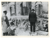 1978-2936 Puinruimers aan het werk bij het Rijks Entrepôt aan de Boompjes wat door het Duitse bombardement van 14 mei ...