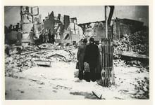 1981-654 Gezicht op de Schiedamseweg ter hoogte van de Taandersstraat, met verwoeste huizen en gebouwen als gevolg van ...