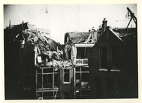 1981-669 Gezicht op de Snellinckstraat en hoek van de 's-Gravendijkwal met verwoeste huizen als gevolg van het ...