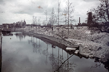 1988-1256 De Delftsevaart na het bombardement van 14 mei 1940. Op de achtergrond de Delftse Poort en het station ...