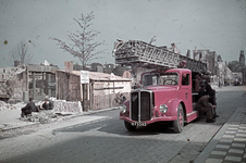 1988-1257 Een brandweerauto op de Schiedamsesingel na het bombardement van 14 mei 1940. Op de achtergrond de restanten ...