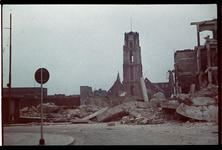 FD-13188-4 Verwoestingen en puin na het bombardement van 14 mei 1940. Zicht op het Grotekerkplein met grote brokstukken ...