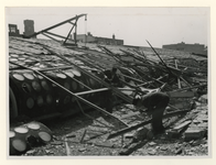 XIV-50-51-01-2 Het door het Duitse bombardement van 14 mei 1940 getroffen Beursgebouw met de kap van de beurshal.