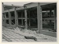 XIV-50-51-01-9 Puinresten na het bombardement van 14 mei 1940. Gezicht in het verwoeste Beursgebouw.