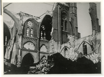 XVIII-336-00-03 Gezicht in de door het Duitse bombardement van 14 mei 1940 getroffen r.k. kerk van Sint Antonius van ...