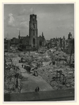 XVIII-82-06-04 Gezicht op de door het Duitse bombardement van 14 mei 1940 getroffen omgeving Leeuwenstraat met de ...