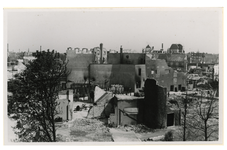 XXXIII-568-01-6 Gezicht op de Coolsingel met het verwoeste gebouw De Doele als gevolg van het Duitse bombardement van ...