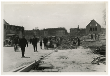 XXXIII-569-06-28 Puinresten na het bombardement van 14 mei 1940. Gezicht op de Binnenweg (heden Binnenwegplein), van de ...