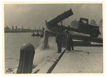 XXXIII-569-16-15 Gezicht op de Nieuwe Maas aan de Boompjeskade tijdens het storten van puin van de door het Duitse ...