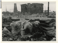 XXXIII-569-25-34 Gezicht op het door het Duitse bombardement van 14 mei 1940 getroffen Hofplein met de Delftse Poort en ...