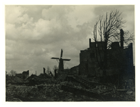 XXXIII-569-35-18 Het door het bombardement van 14 mei 1940 getroffen Groenendaal, gezien in oostelijke richting. Op de ...