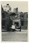 XXXIII-569-37-24 Het verwoeste Ooglijdersgesticht aan de Oostmolenwerf als gevolg van het Duitse bombardement van 14 ...